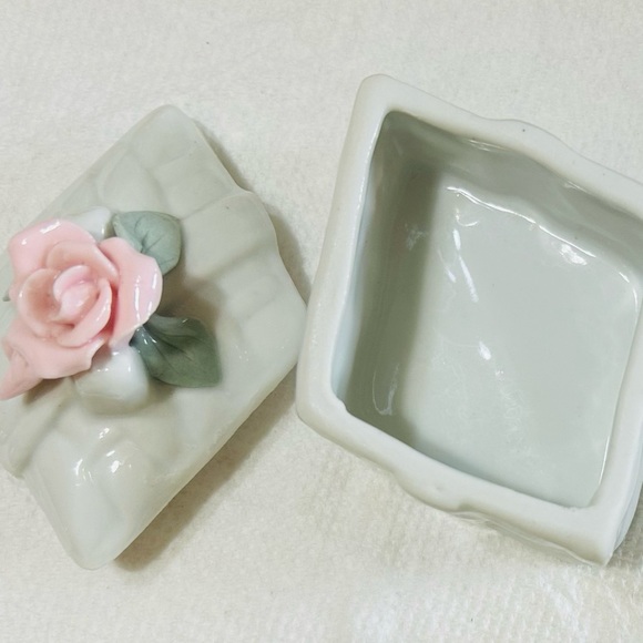 Vintage porcelain trinket box, rose 🌹 top. - Picture 3 of 4